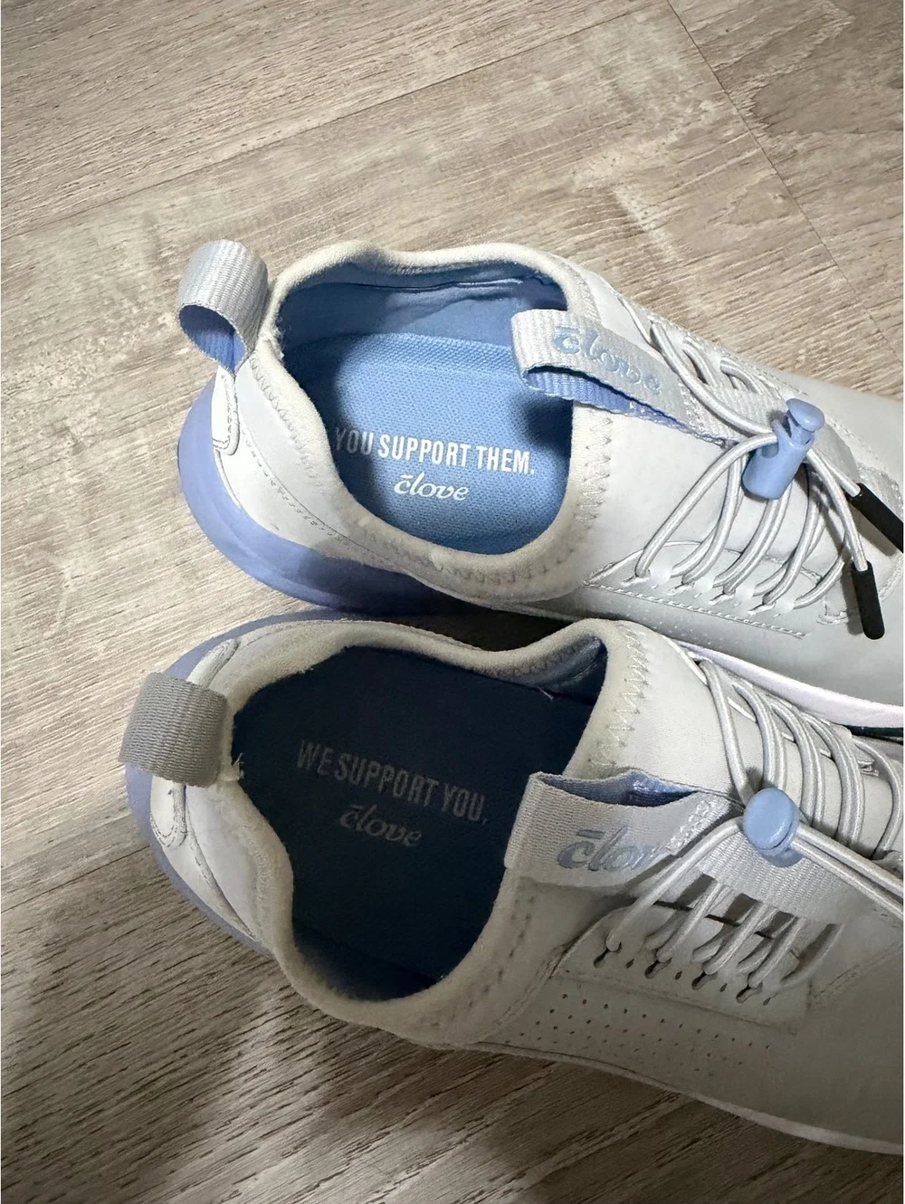 Clove Nursing Sneakers